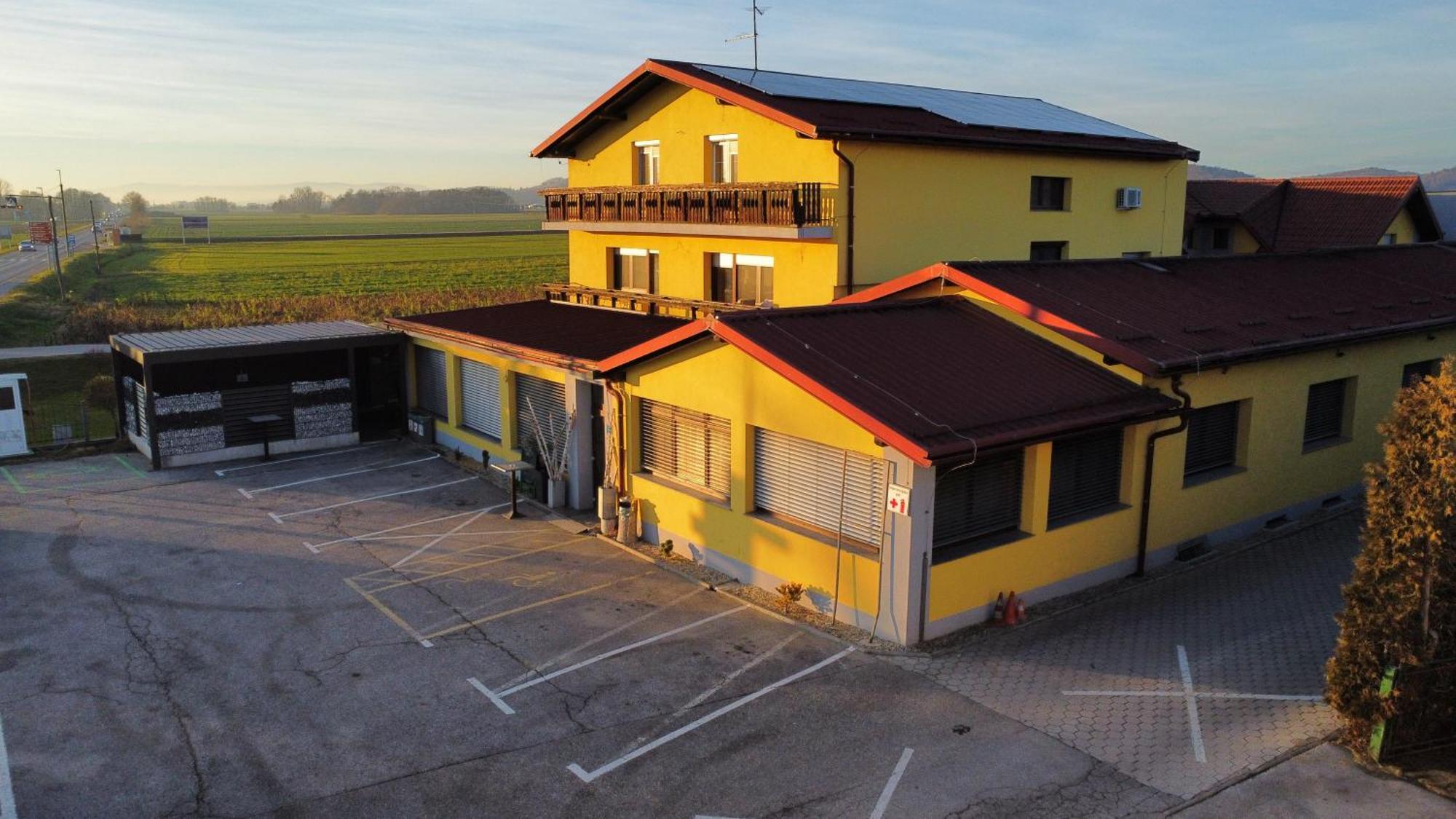 Gostilna Marta Hotel Oslusevci Exterior photo