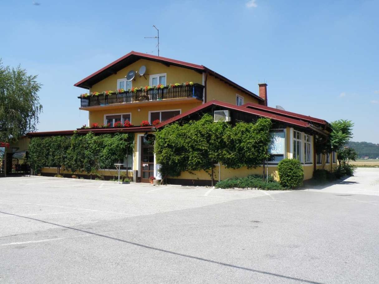 Gostilna Marta Hotel Oslusevci Exterior photo